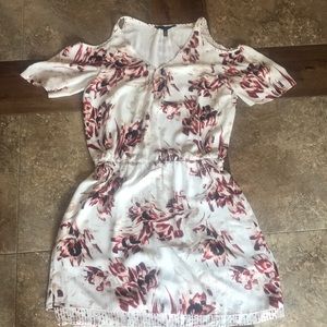 Cut out shoulders flows knee length dress.